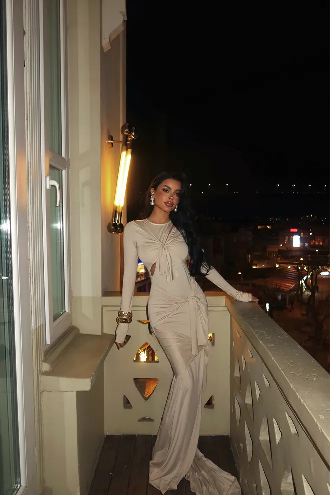 EYYO ATELIER Długa Sukienka Z Kremowym Okienkiem Hurtowa sprzedaż odzieży Jesień