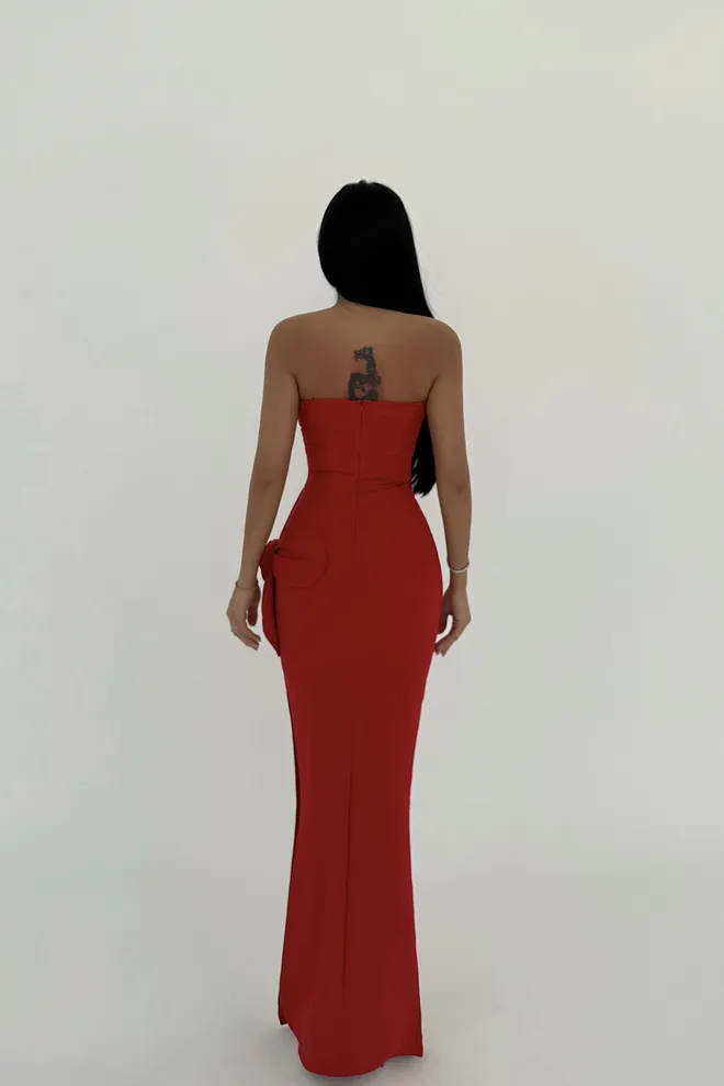 EYYO ATELIER Rotes Trägerloses Kleid Mit Rosendetail Großhandelskleidung Frühling