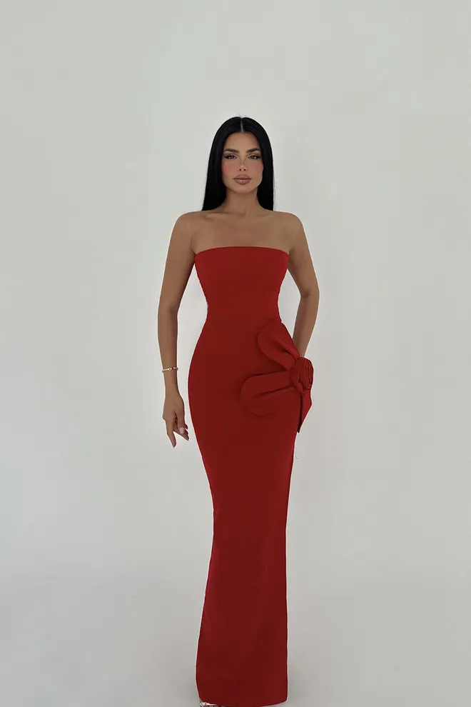 EYYO ATELIER Rotes Trägerloses Kleid Mit Rosendetail Großhandelskleidung Abend