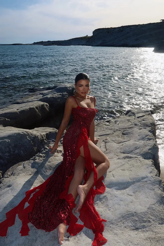 EYYO ATELIER Rdeča Obleka Z Dolgimi Režami Z Bleščicami Paxton Oblačila na debelo Eleganten