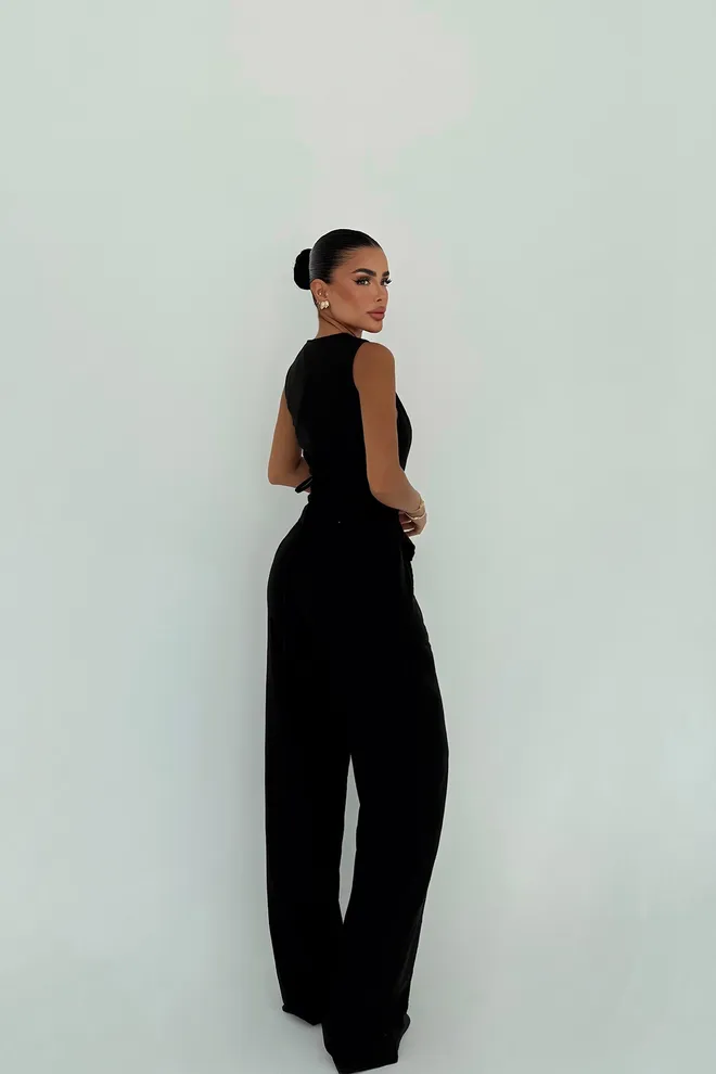 EYYO ATELIER Schwarzer Maßgeschneiderter Slim Fit Ärmelloser Jumpsuit Mit Kappenärmeln Großhandelskleidung Arbeit