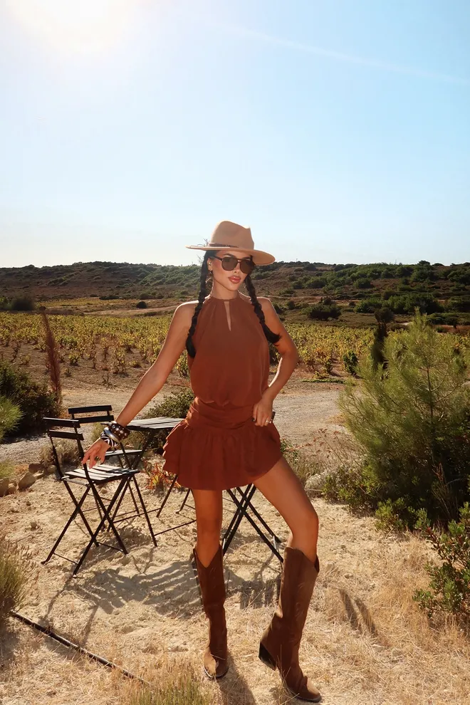 EYYO ATELIER Bruine Mouwloze Babydoll Mini Jurk Met Kapmouw Groothandel Kleding Casual