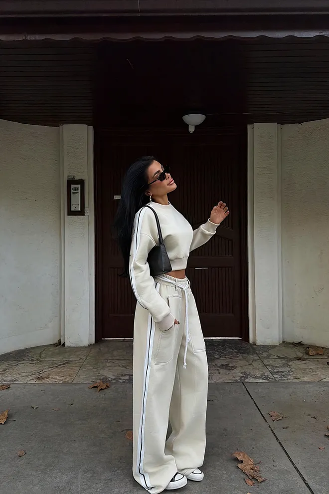 EYYO ATELIER مجموعة رياضية البيج بأرجل واسعة مع رباط ملابس بالجملة 1