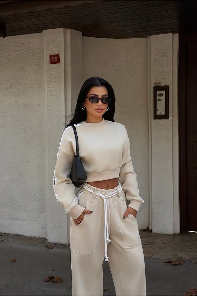 EYYO ATELIER مجموعة رياضية البيج بأرجل واسعة مع رباط ملابس بالجملة ربيع