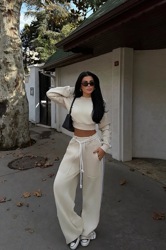 EYYO ATELIER مجموعة رياضية البيج بأرجل واسعة مع رباط ملابس بالجملة صالة