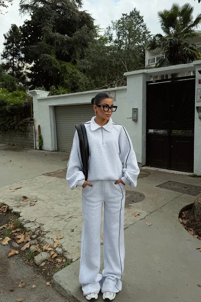 EYYO ATELIER Pilkas Sportinis Kostiumas Su Užtrauktuku Ir Pasvirusiais Kišenėmis Didmeninė prekyba drabužiais Metalo spalvos siūlai