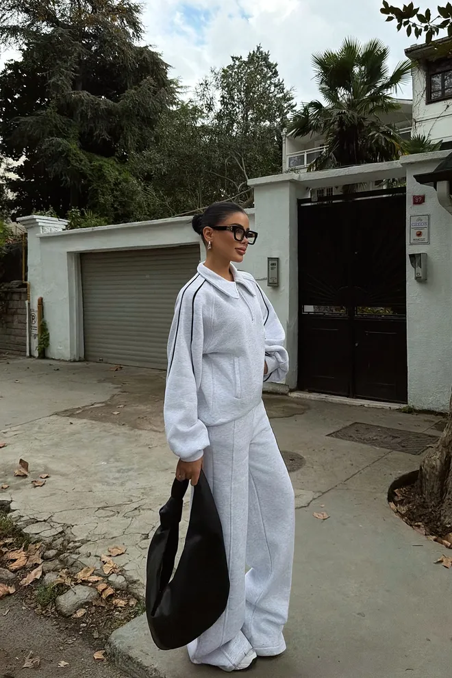 EYYO ATELIER Pilkas Sportinis Kostiumas Su Užtrauktuku Ir Pasvirusiais Kišenėmis Didmeninė prekyba drabužiais Vasara