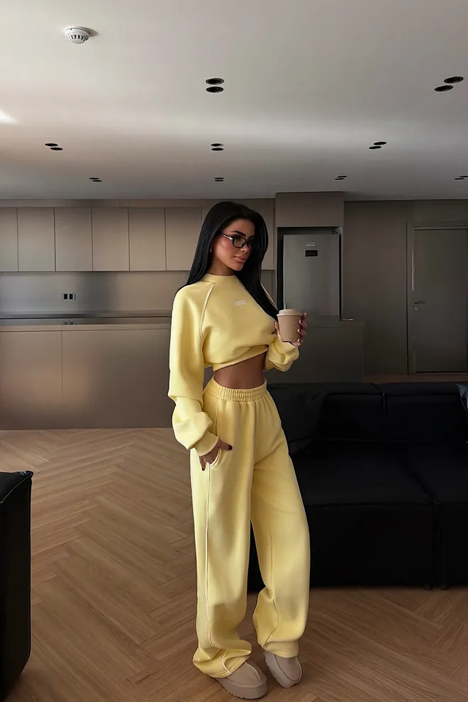 EYYO ATELIER Rumena Trenirka Z Oversized Krojem In Tekaškimi Hlačami Oblačila na debelo Ležerno