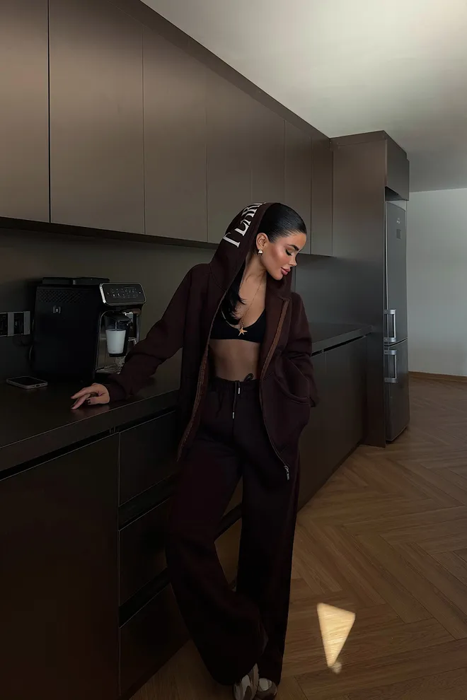 EYYO ATELIER Brązowy Dres Oversize Z Dekoltem Z Kapturem Hurtowa sprzedaż odzieży Casual