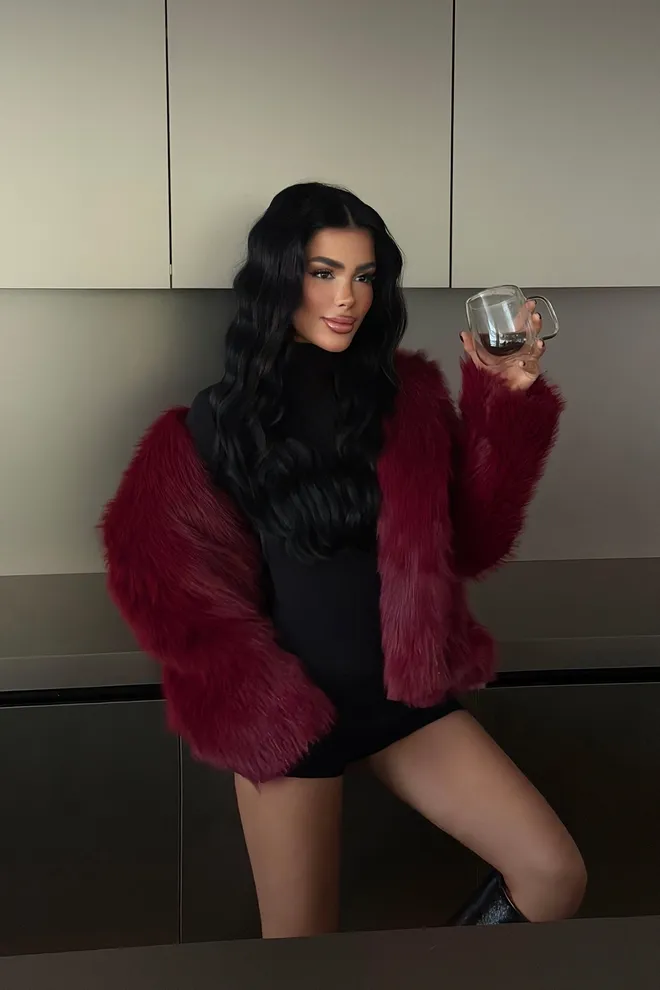 EYYO ATELIER Јакна Бордо Црвена Крзно Оверсизед Фит Глам Стил Велепродаја одеће Неформалан