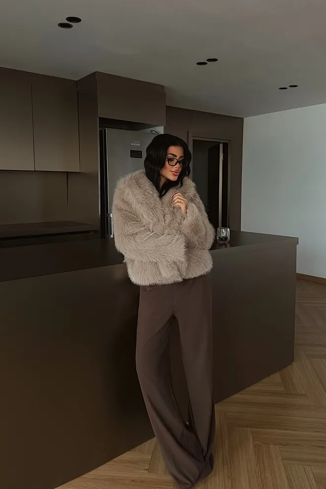 EYYO ATELIER السترة الفراء البيج بياقة مسننة ومقاس كبير ملابس بالجملة 1