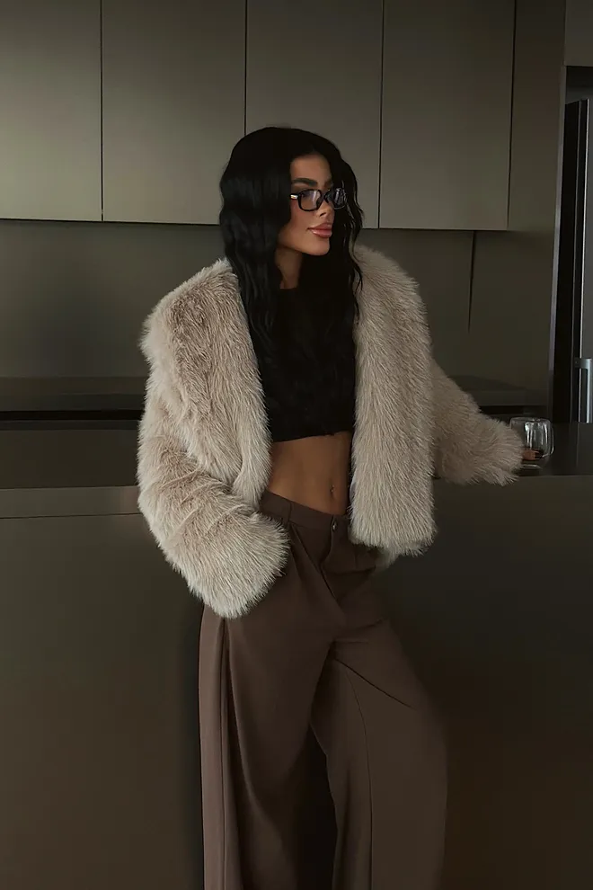 EYYO ATELIER السترة الفراء البيج بياقة مسننة ومقاس كبير ملابس بالجملة عيد ميلاد