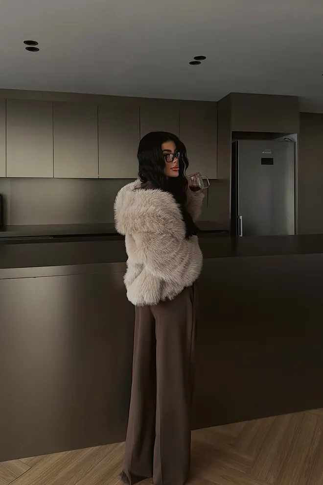 EYYO ATELIER السترة الفراء البيج بياقة مسننة ومقاس كبير ملابس بالجملة الخريف