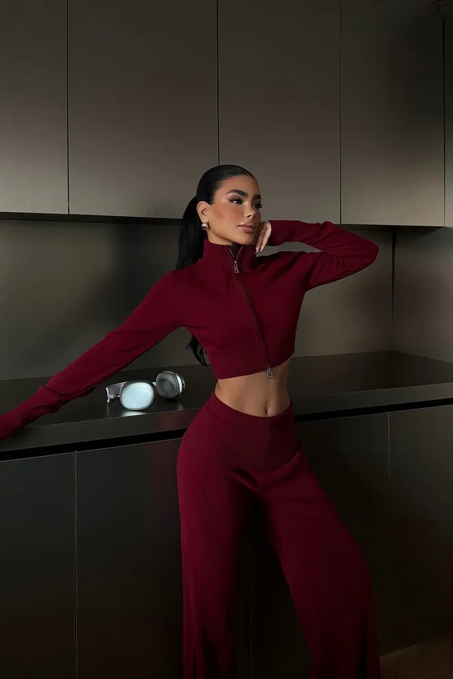 EYYO ATELIER Μπορντό Ταγέρ Με Ψηλή Λαιμόκοψη Και Παντελόνι Palazzo Με Φαρδιά Μπατζάκια Χονδρικό εμπόριο ενδυμάτων Casual