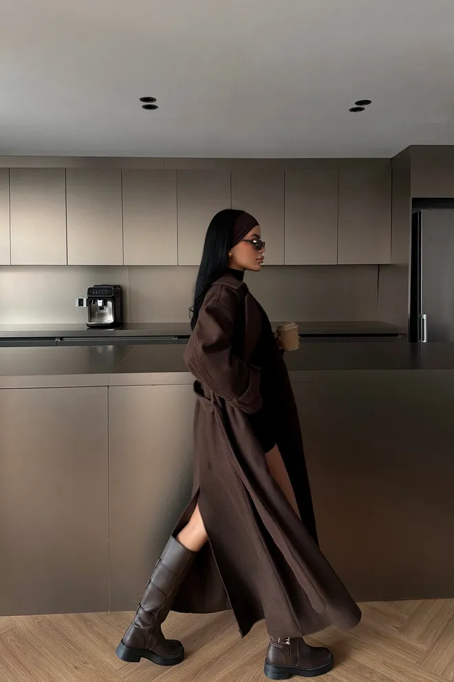 EYYO ATELIER معطف بني أنيق مقاس كبير بلفة مفردة الصدر ملابس بالجملة عمل