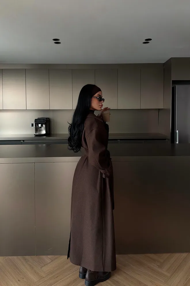 EYYO ATELIER معطف بني أنيق مقاس كبير بلفة مفردة الصدر ملابس بالجملة الخريف