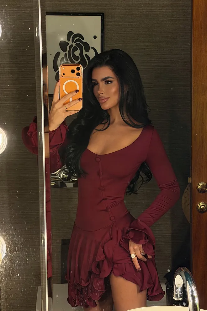 EYYO ATELIER Vestito Mini Fit And Flare Bordeaux Con Maniche A Volant Abbigliamento all'ingrosso Sexy