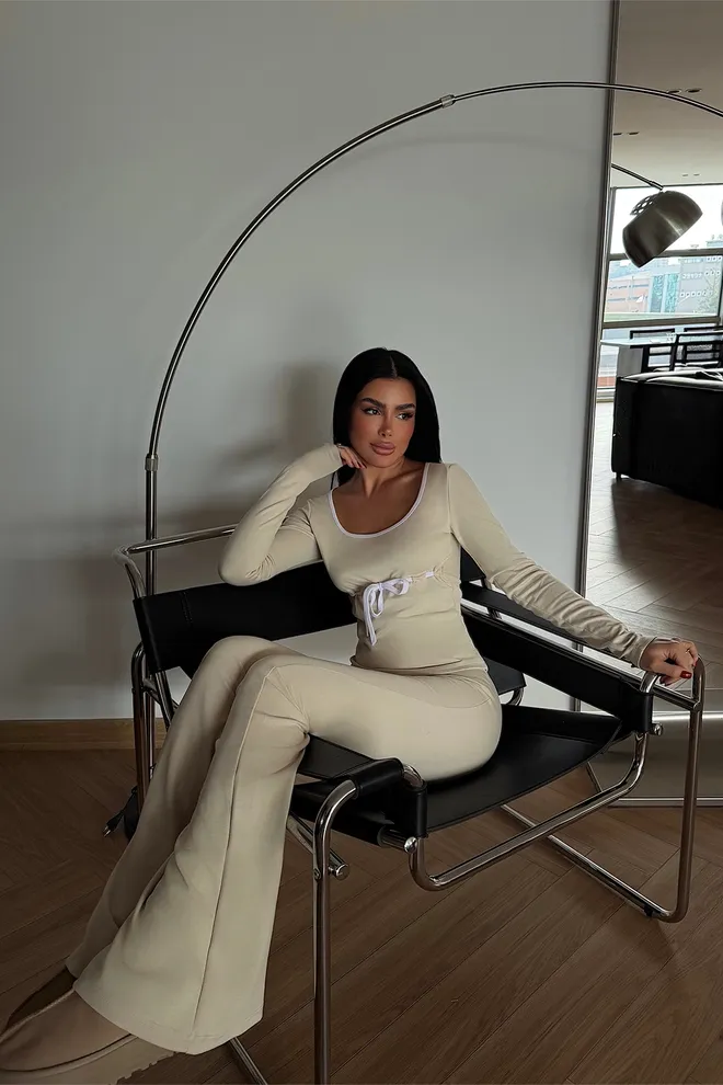 EYYO ATELIER Костюм В Бежово С Вратовръзка И Слаб Силует Дрехи на едро Свободно време