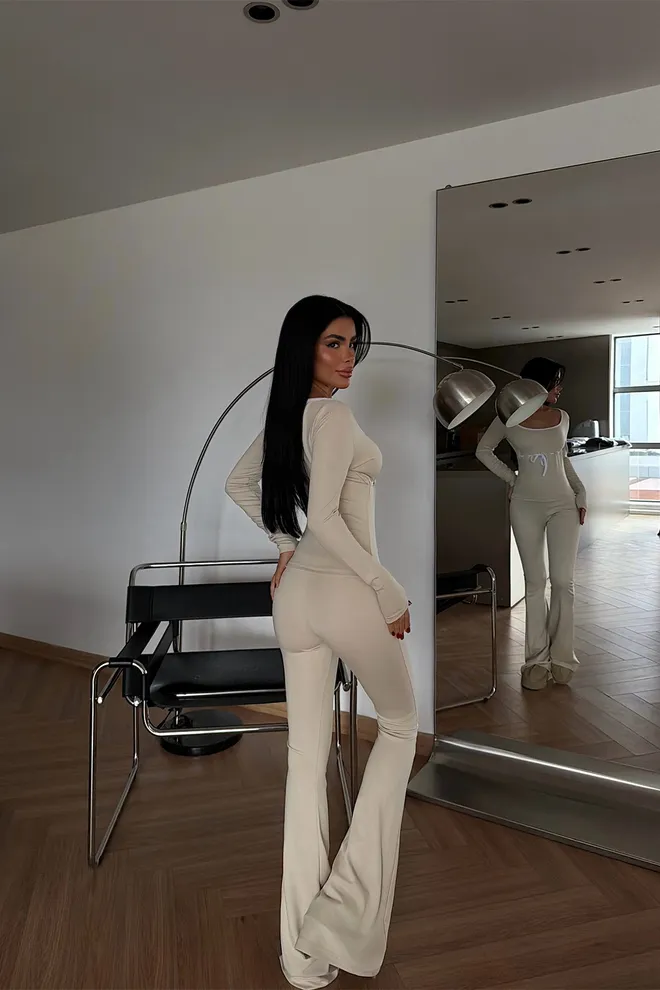 EYYO ATELIER Костюм В Бежово С Вратовръзка И Слаб Силует Дрехи на едро Пролет