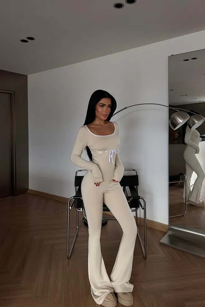 EYYO ATELIER Костюм В Бежово С Вратовръзка И Слаб Силует Дрехи на едро 1