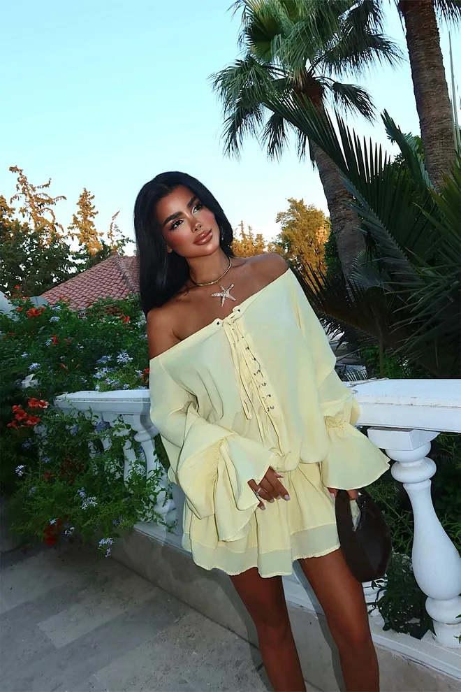 EYYO ATELIER Gelbes Babydoll Mini Kleid Mit Glockenärmeln Großhandelskleidung Lässig