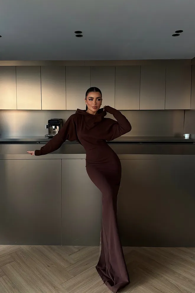 EYYO ATELIER Elegancka Brązowa Sukienka Płaszczowa Z Dekoltem Z Kapturem Hurtowa sprzedaż odzieży Formalny