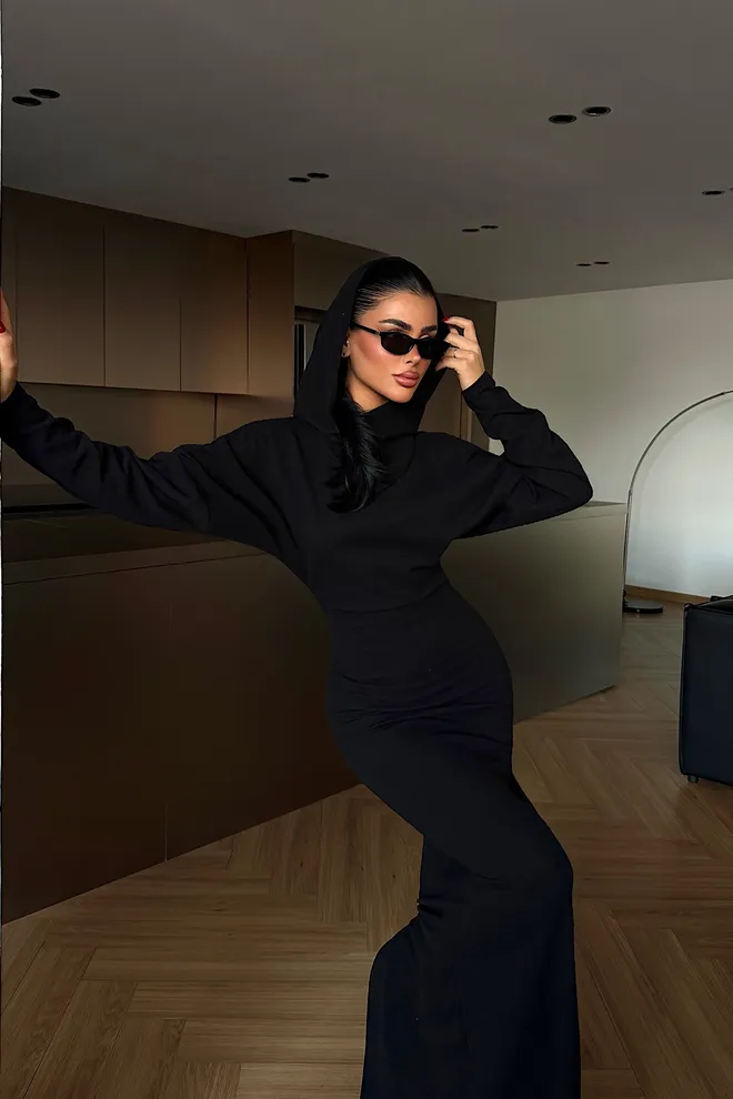 EYYO ATELIER فستان أسود أنيق بديكون برقبة مقنعين ملابس بالجملة عمل