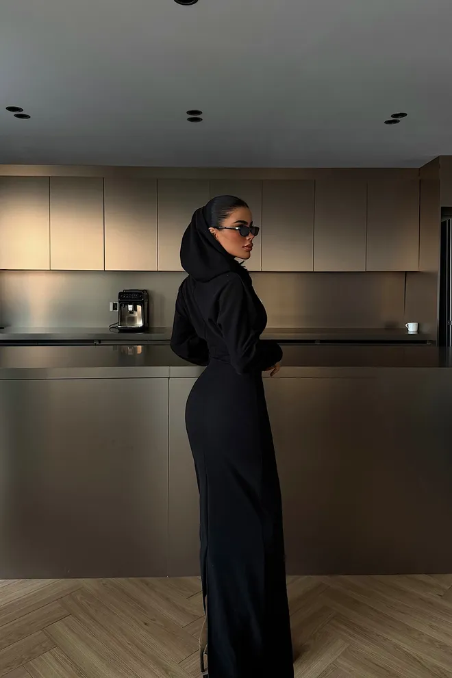 EYYO ATELIER فستان أسود أنيق بديكون برقبة مقنعين ملابس بالجملة ربيع