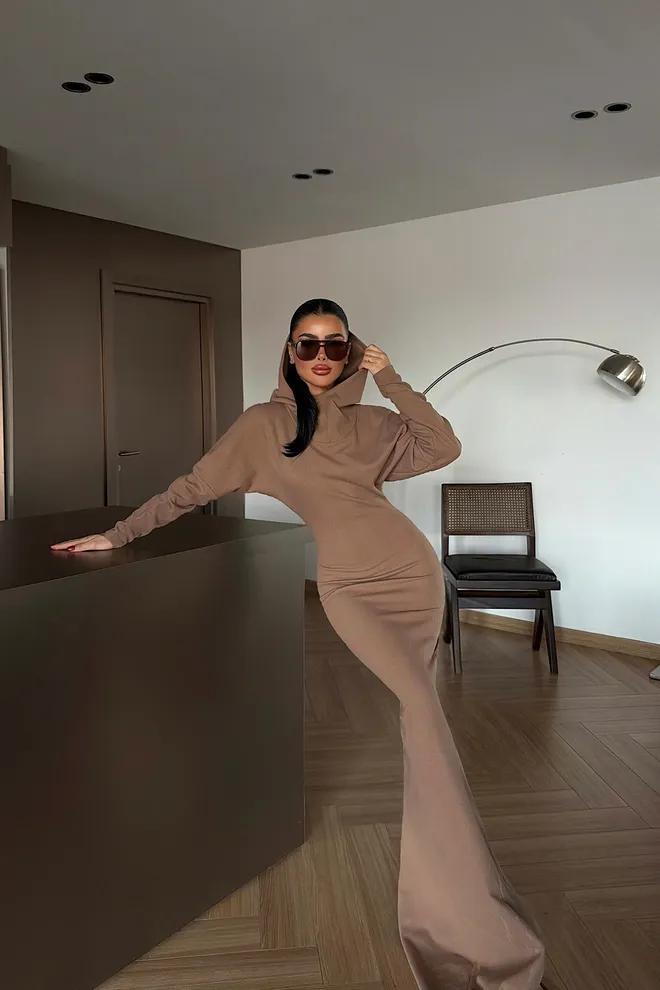 EYYO ATELIER Ruda Megztinio Suknelė Su Gobtuvu Didmeninė prekyba drabužiais Apykaklė su įkirpimu