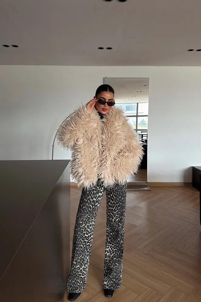 EYYO ATELIER سترة الفراء الأنيقة باللون البيج ملابس بالجملة غير رسمي