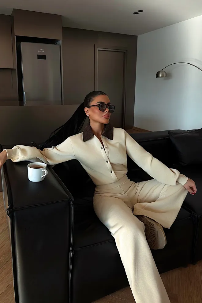 EYYO ATELIER وزرة بيج أنيقة بتصميم مُفصل مع رقبة محززة ملابس بالجملة صالة