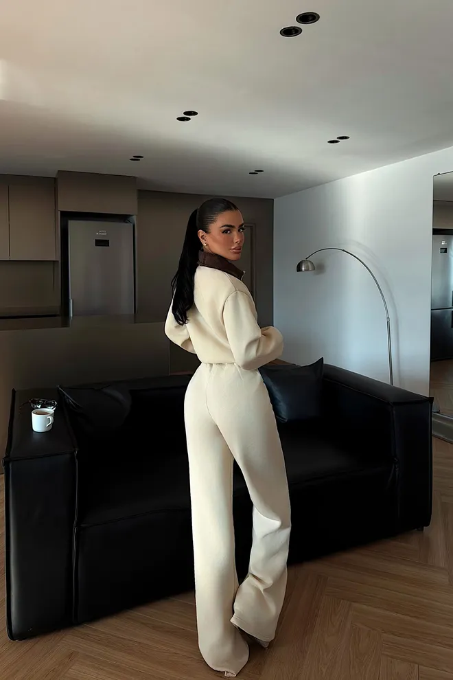 EYYO ATELIER وزرة بيج أنيقة بتصميم مُفصل مع رقبة محززة ملابس بالجملة ربيع