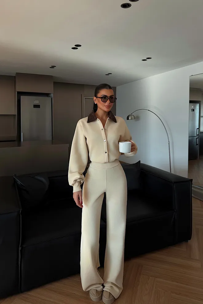 EYYO ATELIER وزرة بيج أنيقة بتصميم مُفصل مع رقبة محززة ملابس بالجملة غير رسمي