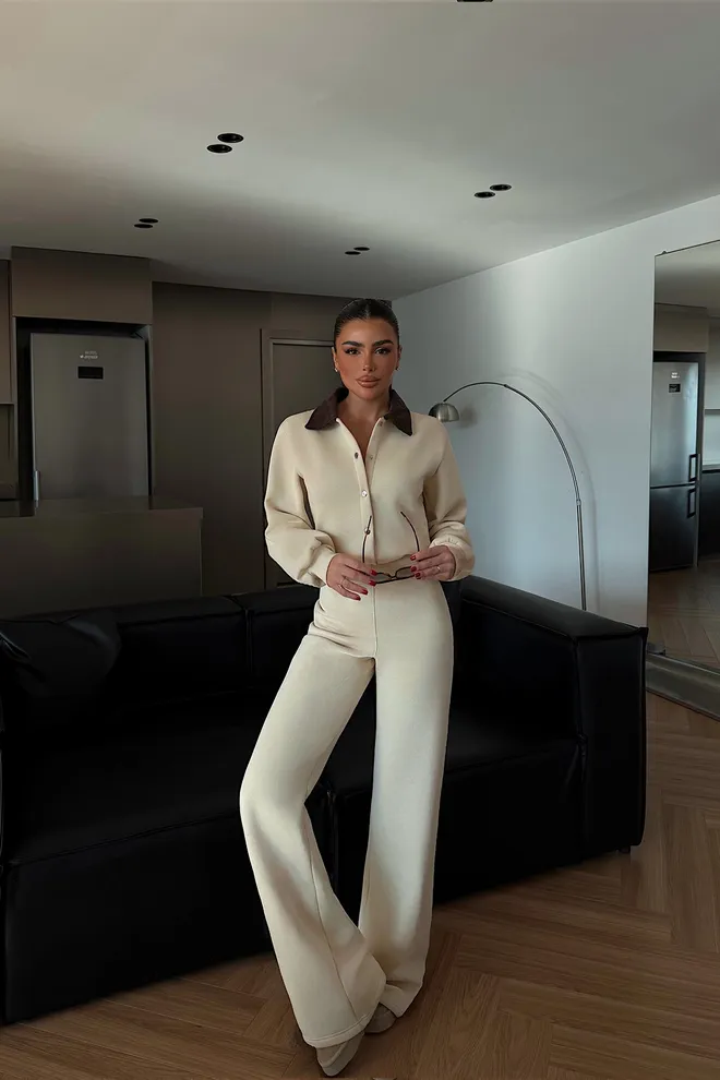 EYYO ATELIER وزرة بيج أنيقة بتصميم مُفصل مع رقبة محززة ملابس بالجملة 1