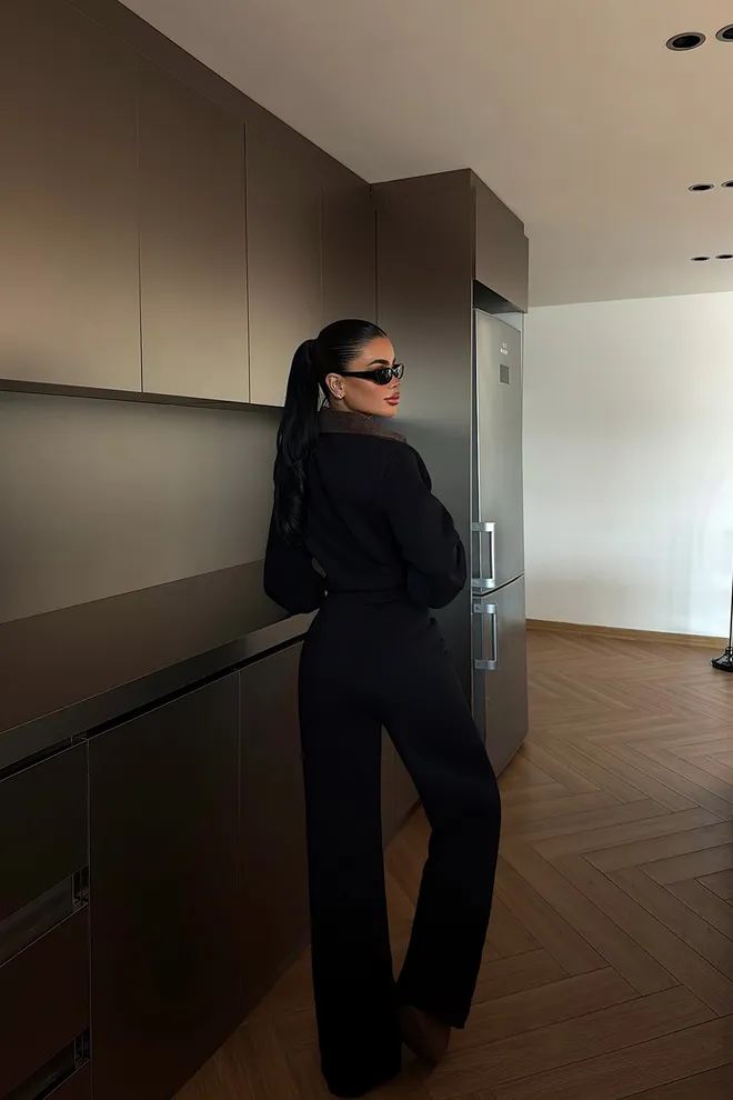 EYYO ATELIER وزرة أسود قميص برقبة محفورة غير رسمي وأنيق ملابس بالجملة الخريف