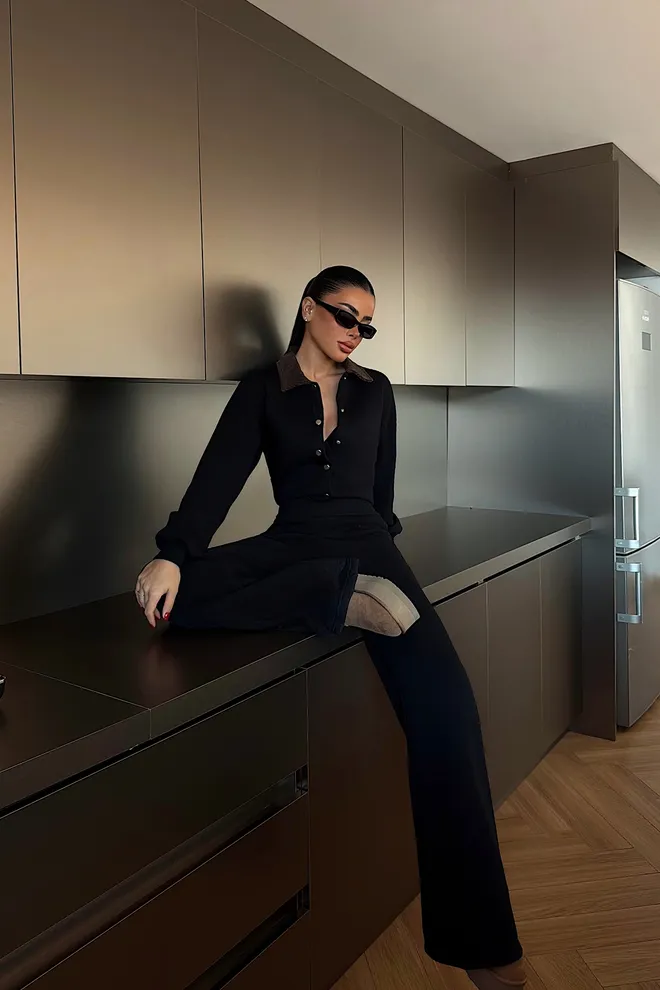 EYYO ATELIER وزرة أسود قميص برقبة محفورة غير رسمي وأنيق ملابس بالجملة 1