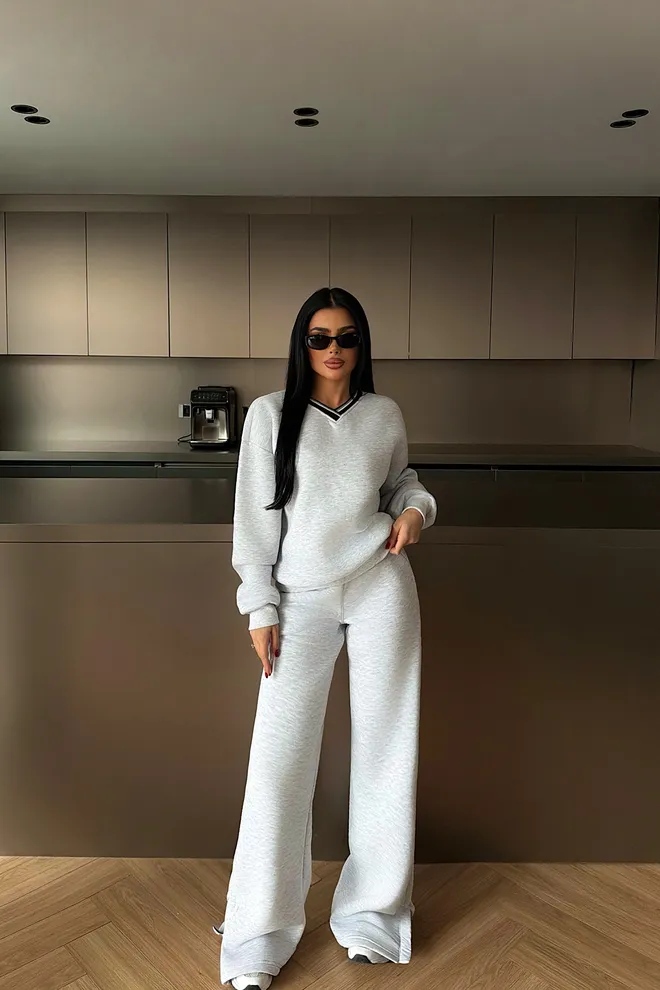 EYYO ATELIER Gri Bol Kalıp Çizgili Jogger Eşofman Takımı V Yakalı Toptan Giyim Gündelik