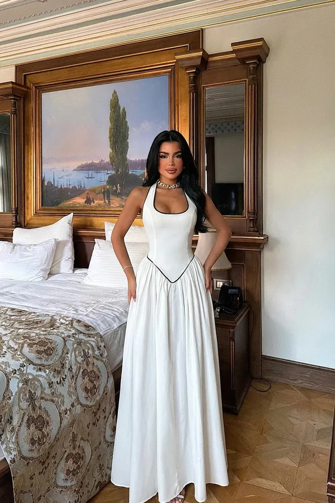 EYYO ATELIER Biała Dopasowana I Rozkloszowana Sukienka Z Dekoltem Typu Halter Hurtowa sprzedaż odzieży Seksowny