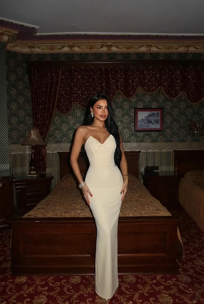 EYYO ATELIER Beiges Ärmelloses Bodycon Kleid Mit Herzförmigem Ausschnitt Großhandelskleidung Sexy