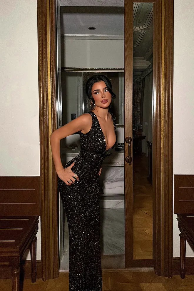 EYYO ATELIER فستان أسود مطرز جنسي أنيق بذيل طويل ملابس بالجملة 1