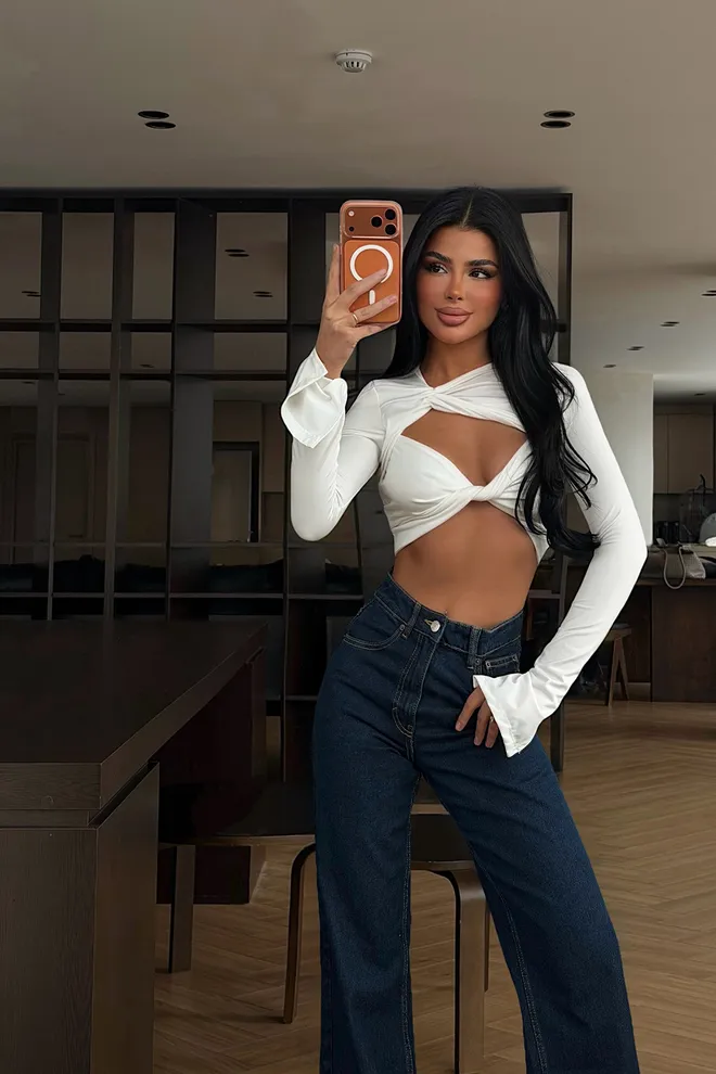 EYYO ATELIER Biały Crop Top Z Dekoltem W Serek I Rękawami Typu Dzwon Hurtowa sprzedaż odzieży Casual