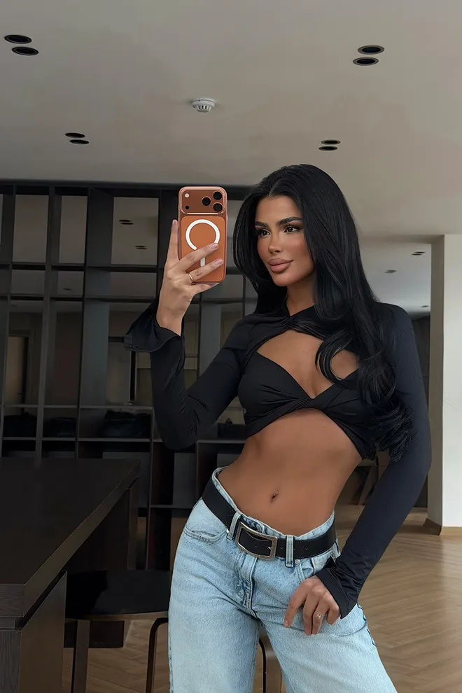 EYYO ATELIER Czarny Crop Top Z Kochaną Szyją I Długimi Rękawami Hurtowa sprzedaż odzieży Casual