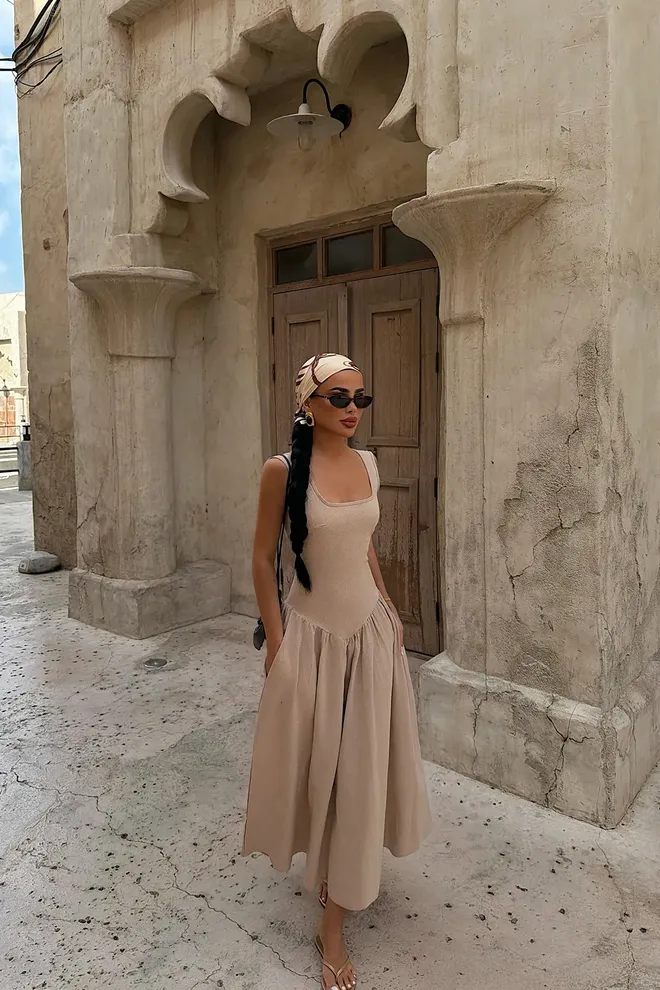 EYYO ATELIER Beiges Fit and Flare Kleid Mit Quadratischem Ausschnitt Großhandelskleidung Lässig