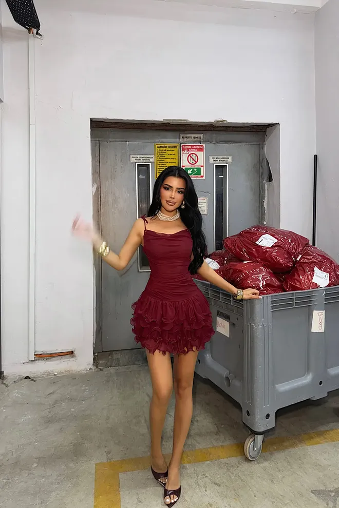 EYYO ATELIER Tamsiai Raudona Bodycon Mini Suknelė Su Kvadratiniu Kaklu Didmeninė prekyba drabužiais Čiuožėjos