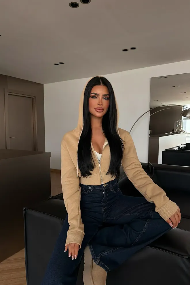 EYYO ATELIER Bež Jopica Slim Fit Z Dolgimi Rokavi In Kapuco Kratka Oblačila na debelo Ležerno