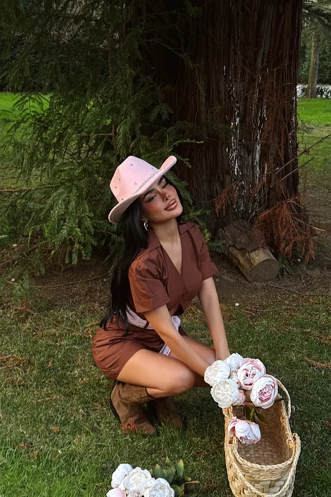 EYYO ATELIER وزرة بني بقصة ضيقة وأزرار مع ياقة غائرة ملابس بالجملة صالة