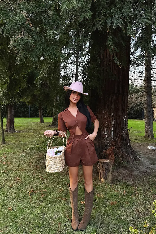 EYYO ATELIER وزرة بني بقصة ضيقة وأزرار مع ياقة غائرة ملابس بالجملة 1