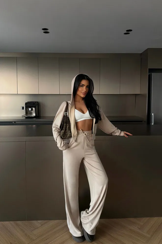 EYYO ATELIER Beżowy Dres Z Dekoltem Z Kapturem I Szerokimi Nogawkami Jogger Hurtowa sprzedaż odzieży Casual