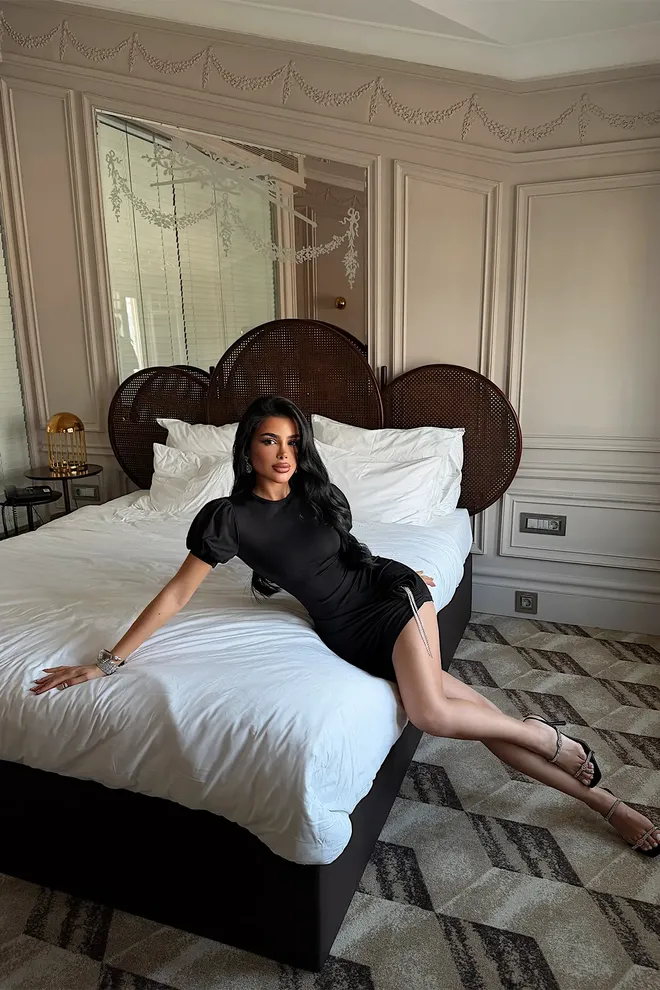 EYYO ATELIER فستان أسود جنسي أنيق ضيق قصير الكم ملابس بالجملة ربيع