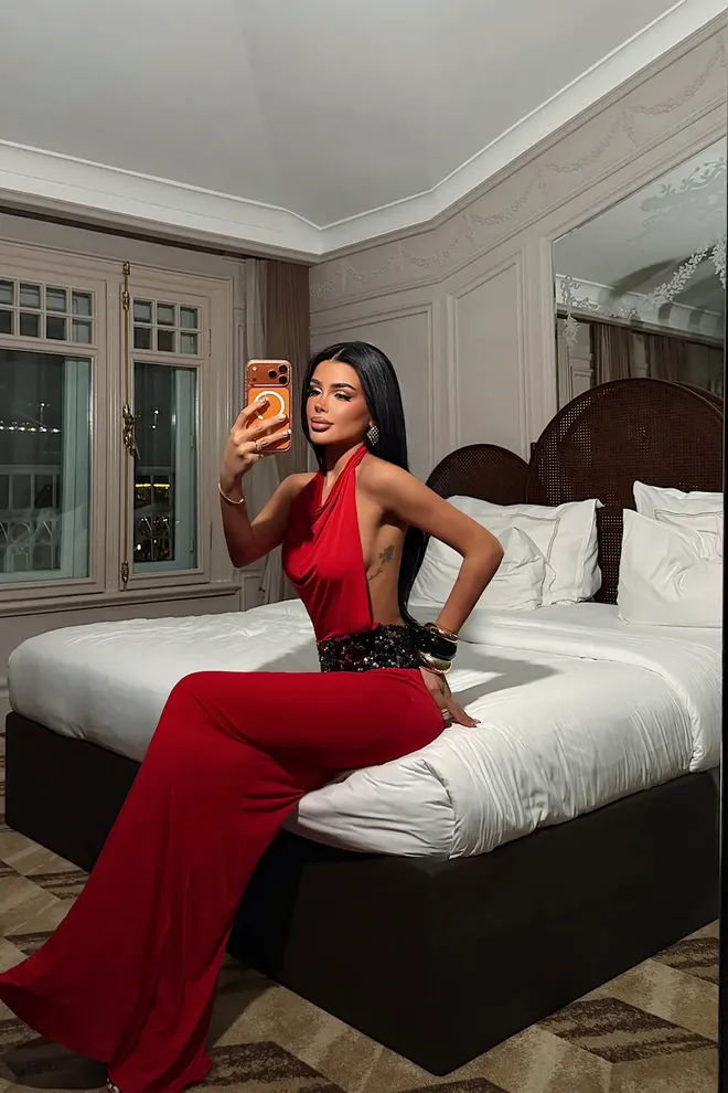 EYYO ATELIER فستان أحمر بلا أكمام برقبة حمالة وكم كاب ملابس بالجملة جنسي